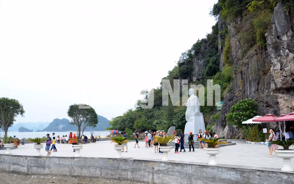 Du khách tới tham quan Tượng đài Anh hùng du hành vũ trụ Liên xô Ghéc Man Ti-tốp trên đảo Ti Tốp. Ảnh: Thanh Tùng
