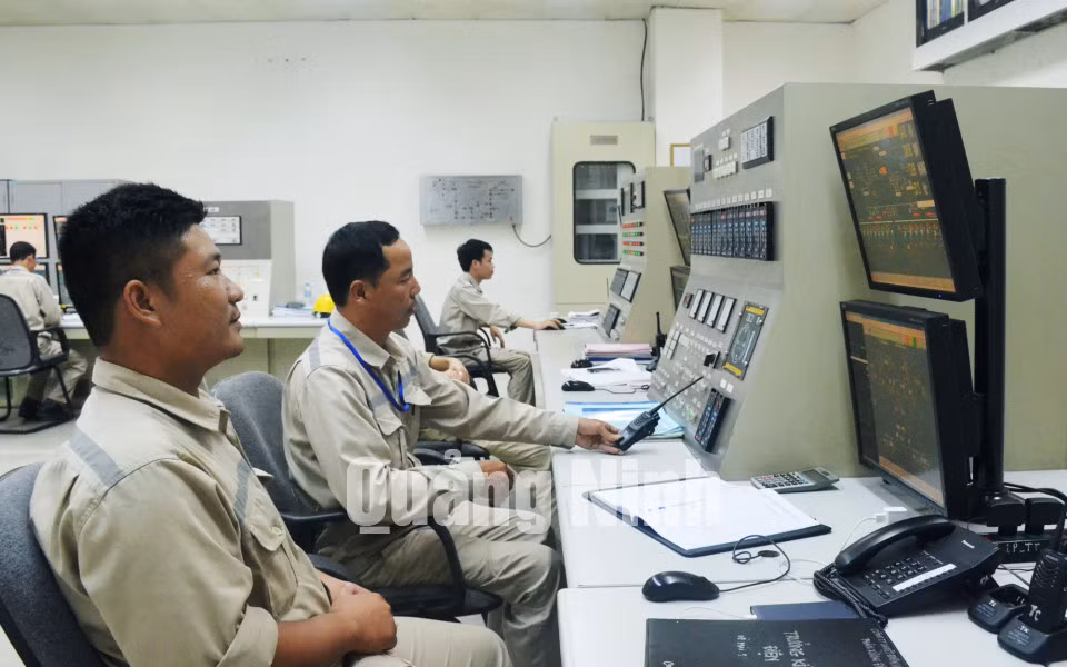 Công nhân Nhà máy Nhiệt điện Uông Bí vận hành hệ thống kiểm soát môi trường. Ảnh: Nguyễn Chiến