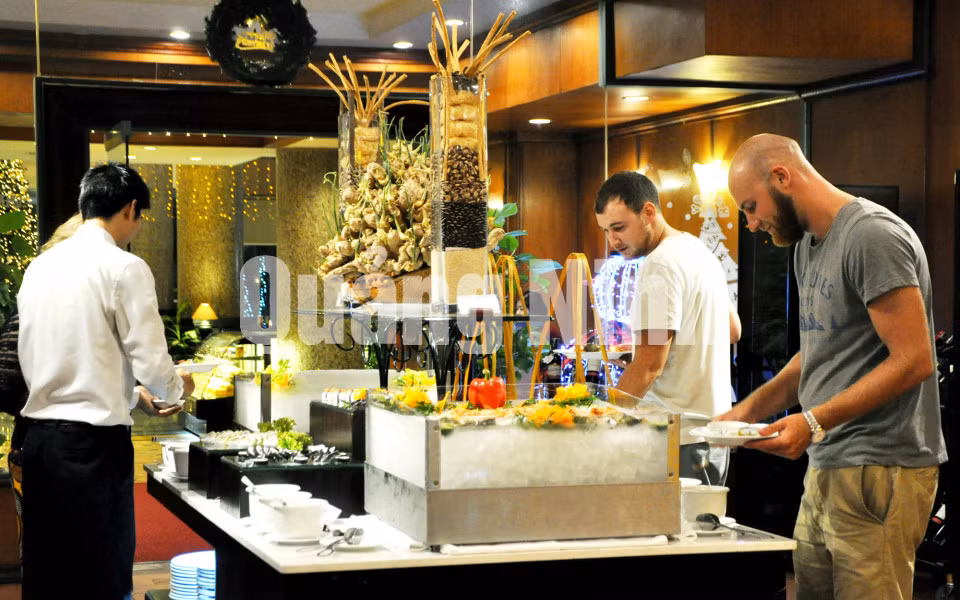Du khách ăn buffet ở Khách sạn Hạ Long Plaza (7-2018). Ảnh: Thu Hương