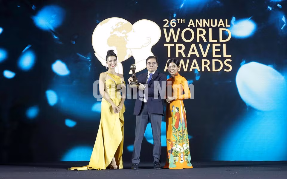 Ông Phạm Ngọc Sáu, Giám đốc Cảng hàng không quốc tế Vân Đồn nhận danh hiệu do WTA trao tặng (danh hiệu sân bay mới tốt nhất châu Á) (10-2019). Ảnh: Đỗ Phương