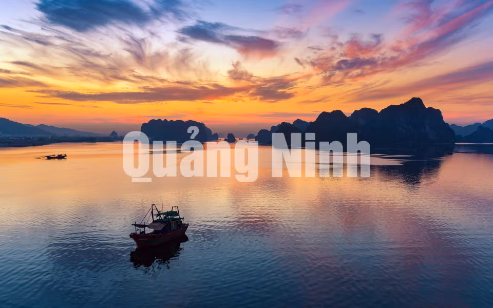 Ánh bình minh đón ngày mới trên vịnh Bái Tử Long. Ảnh: Thành Chung