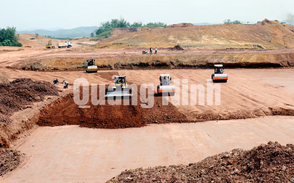 Xây dựng Cảng hàng không Quảng Ninh tại huyện Vân Đồn. Ảnh: Đỗ Phương