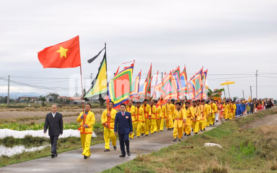 Nghi thức rước thần từ khu vực Đồng Hà về đình làng (2-2018). Ảnh: Hữu Việt