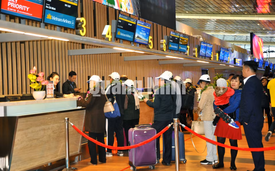 Khách du lịch làm thủ tục check in tại sân bay Vân Đồn (12-2018). Ảnh: Thu Nguyên