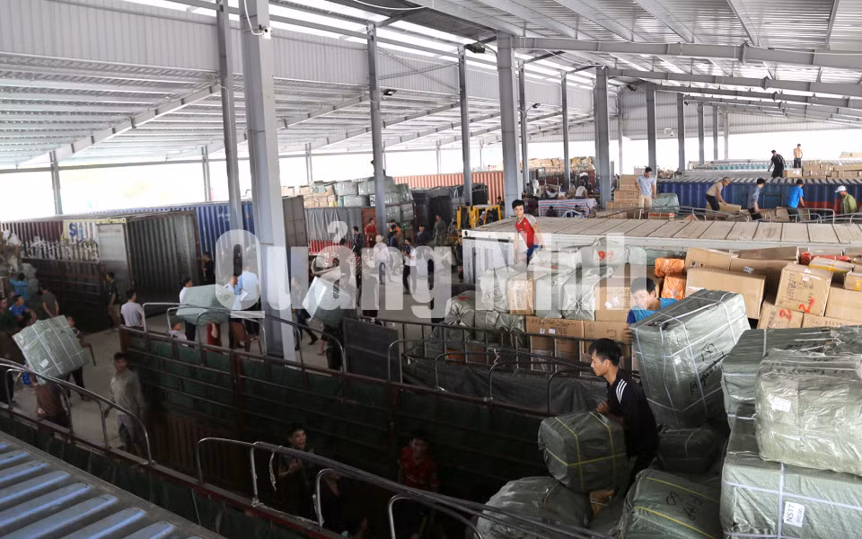 Cán bộ Chi cục Hải quan Cửa khẩu Móng Cái kiểm tra hàng hóa tại điểm kiểm tra hàng hóa tập trung cầu Bắc Luân II (8-2019). Ảnh: Hữu Việt