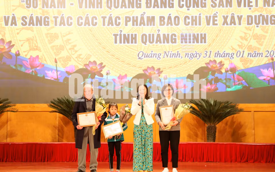 Trao giải cho tác giả cao tuổi nhất và tác giả trẻ tuổi nhất 2 cuộc thi (1-2020). Ảnh: Thu Chung
