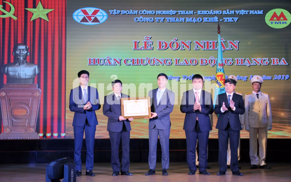 Công ty Than Mạo Khê vinh dự nhận Huân chương Lao động hạng Ba của Chủ tịch nước (11-2019). Ảnh: Phạm Tăng