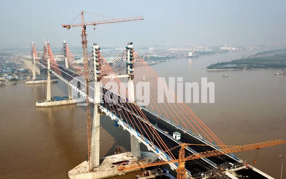 Thi công cầu Bạch Đằng (8-2018). Ảnh: Đỗ Phương
