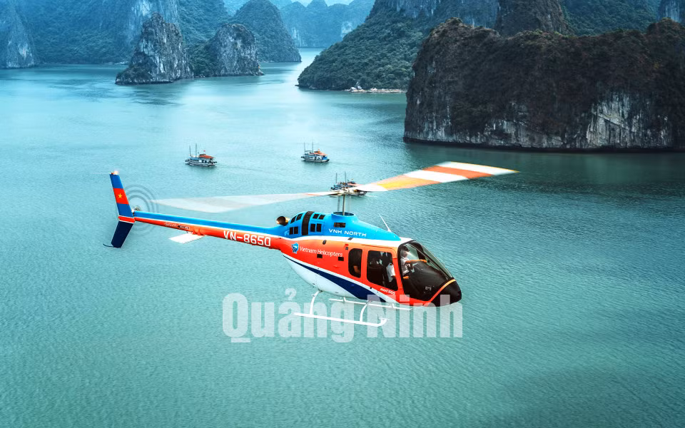 Du khách tham quan Vịnh Hạ Long bằng máy bay. Ảnh: Đỗ Phương