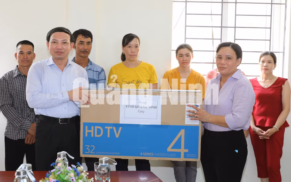 Đồng chí Nguyễn Xuân Ký, Bí thư Tỉnh ủy, tặng ti vi và thiết bị thu sóng cho người dân trên đảo (8-2020). Ảnh: Đỗ Phương