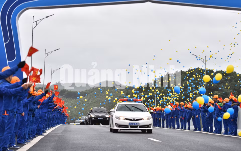 Thông xe kỹ thuật cao tốc Hạ Long - Vân Đồn (30-12-2018). Ảnh: Đỗ Phương