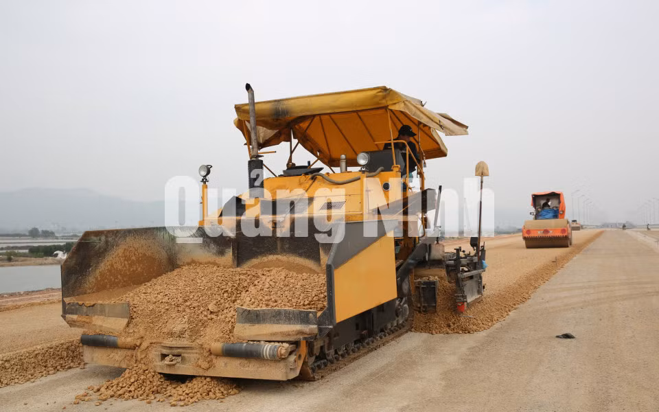 Thi công nền đường bù tiến độ tuyến cao tốc Hạ Long- Cầu Bạch Đằng (12-2017). Ảnh: Đỗ Phương