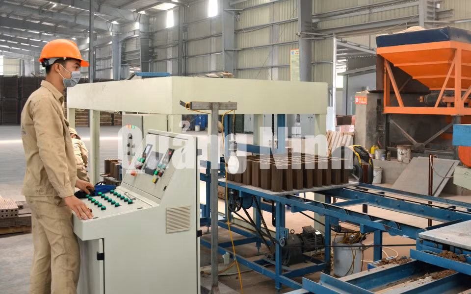 Dây chuyền công nghệ sản xuất gạch, ngói không nung tại Công ty CP Thanh Tuyền Group, TX Đông Triều (5-2018). Ảnh: Thanh Hằng