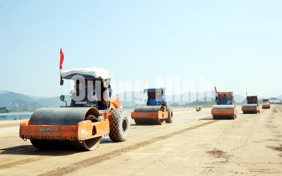 Thi công nền đường, thảm nhựa, các nút giao, cầu vượt và cống khẩu độ lớn (10-2016). Ảnh: Đỗ Phương
