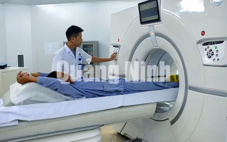 Bệnh viện Đa khoa tỉnh được đầu tư máy chụp cắt lớp vi tính Revolution CT 512 lát hiện đại (7-2018). Ảnh: Nguyễn Hoa.