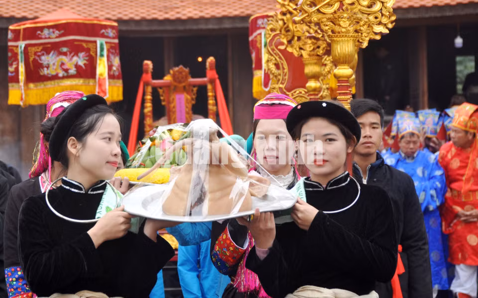 Thiếu nữ người Tày trong đám rước thần. Ảnh: Đại Dương