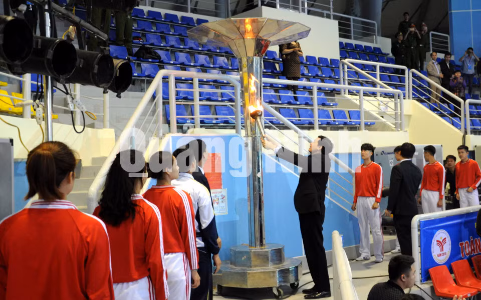 Ngọn lửa được trao cho đồng chí Nguyễn Đức Long, Chủ tịch UBND tỉnh thắp sáng đài đuốc (4-2018). Ảnh: Nguyễn Duy