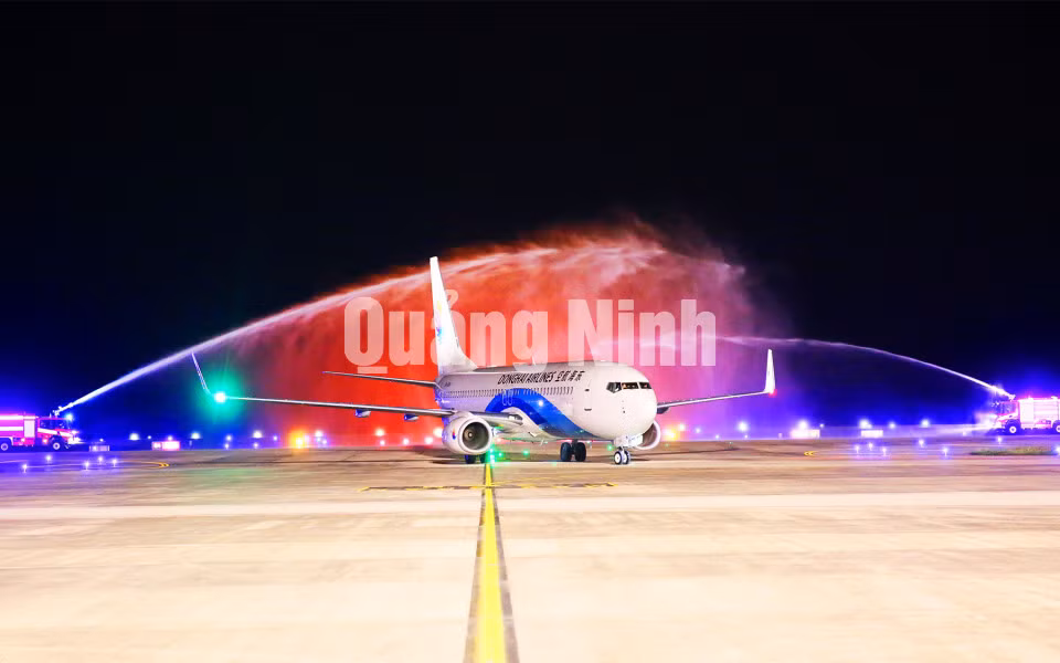 Vòi rồng đón chuyến bay quốc tế đầu tiên Thẩm Quyến - Vân Đồn hạ cánh xuống Cảng hàng không quốc tế Vân Đồn (27-5-2019). Ảnh: Đỗ Phương