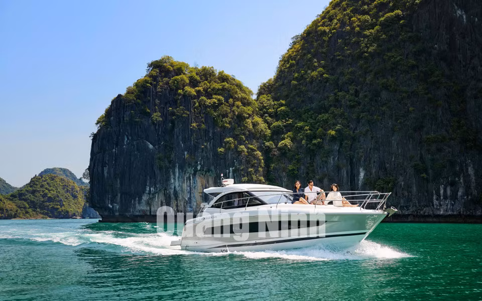 Du thuyền sang trọng lướt sóng thăm Vịnh Hạ Long (4-2018). Ảnh: Đỗ Giang
