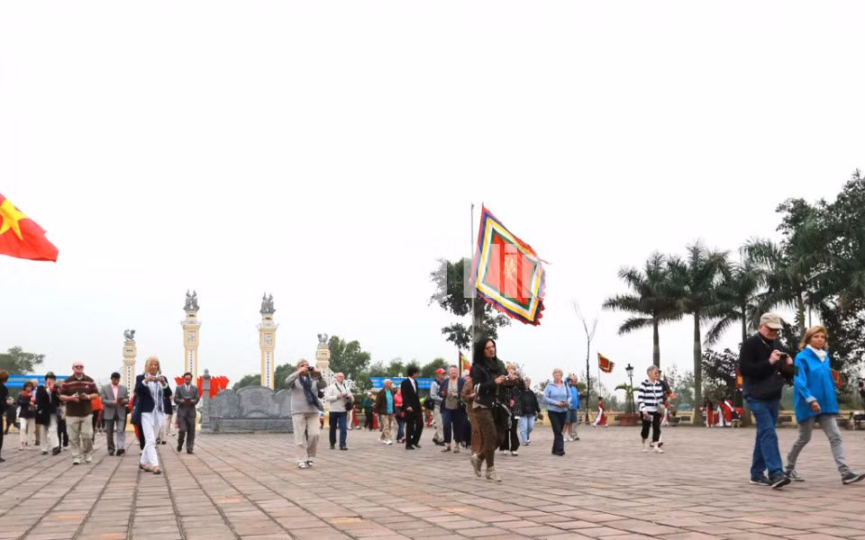 Du khách quốc tế tham quan di tích đền Trần Hưng Đạo - miếu Vua Bà (2-2014). Ảnh: Ngô Đình Dũng (CTV)