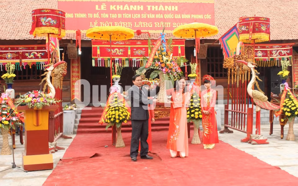 Ngày 19-2-2013, tại phường Phong Cốc đã diễn ra lễ khánh thành công trình tu bổ, tôn tạo di tích lịch sử văn hóa quốc gia đình Phong Cốc. Ảnh: Phòng Văn hoá và Thông tin TX Quảng Yên cung cấp