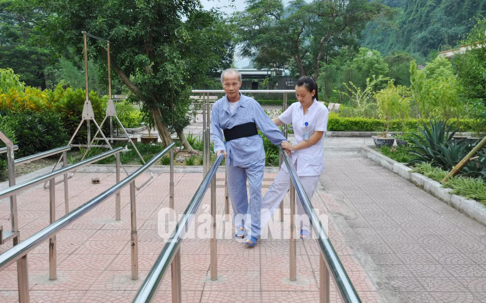 Hướng dẫn bệnh nhân bị liệt sau tai biến mạch máu não tập đi tại Khoa Bệnh nghề nghiệp và Người cao tuổi, Bệnh viện Phục hồi chức năng Quảng Ninh