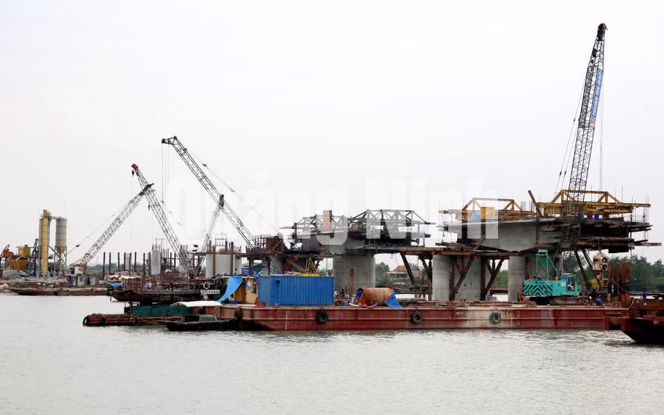 Thi công cầu sông Rút (2-2016). Ảnh: Đỗ Phương