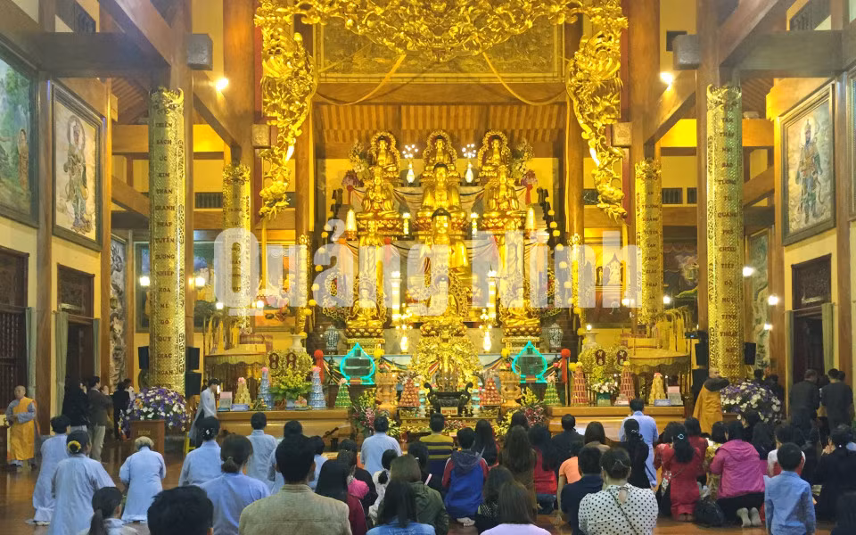 Du khách đến bái lễ chùa Ba Vàng đầu năm (2-2018). Ảnh: Vạn Thảo