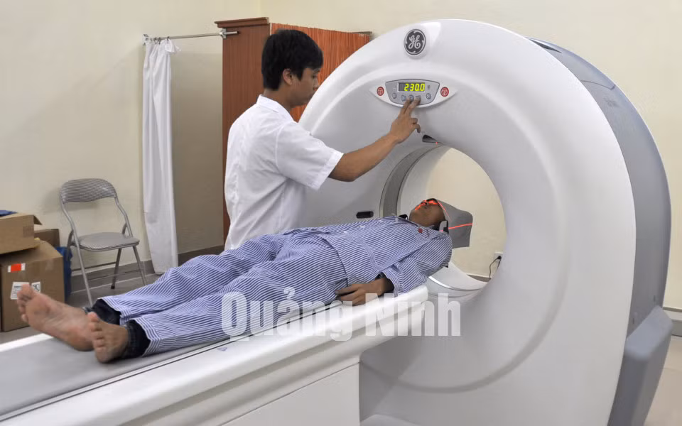 Chụp cắt lớp cho bệnh nhân tại Trung tâm Y tế huyện. Ảnh: Hoàng Quý