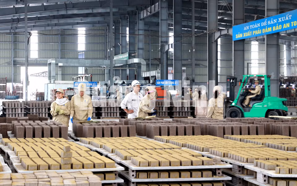 Sản xuất gạch tại Công ty CP Thanh Tuyền Group (9-2019). Ảnh: Mạnh Trường