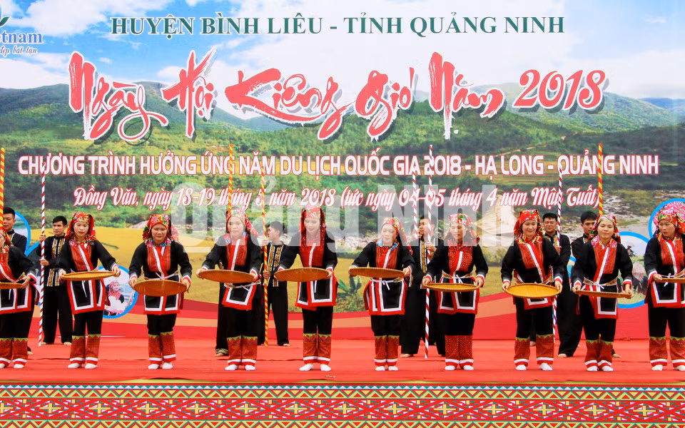 Tiết mục văn nghệ đặc sắc trong Ngày hội Kiêng gió năm 2018. Ảnh: Nguyễn Dung