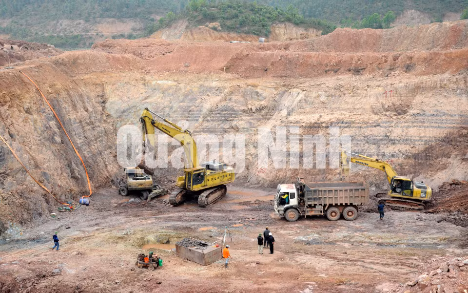 Hồ chứa nước Khe Cát đang được khẩn trương xây dựng. Ảnh: Duy Linh