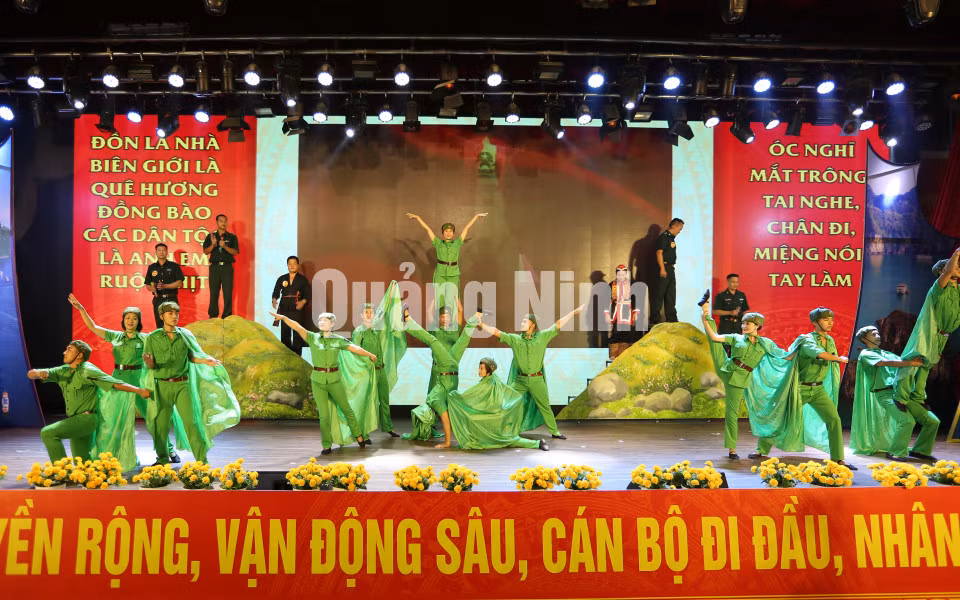 Phần thi Chào hỏi của Đội thi Đảng bộ BCH Biên phòng tỉnh được đầu tư công phu về cả ý tưởng và hình thức thể hiện (9-2020). Ảnh: Khánh Giang