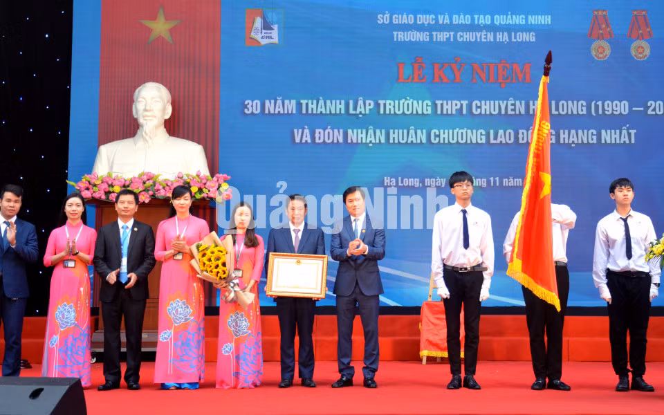 Trường THPT Chuyên Hạ Long đón nhận Huân chương Lao động hạng Nhất của Chủ tịch nước (11-2020). Ảnh: Lan Anh