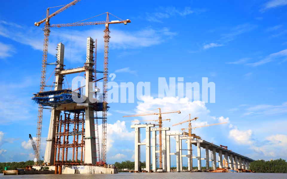 Thi công cầu dẫn lên cầu Bạch Đằng (10-2017). Ảnh: Đỗ Phương