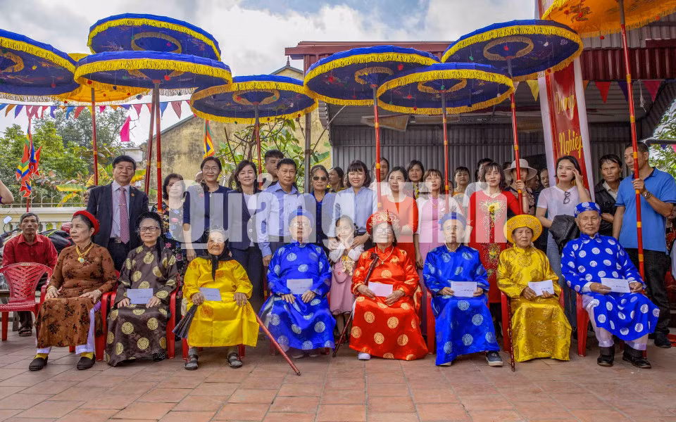Các cụ thượng thọ của mỗi dòng họ tập trung về nhà thờ họ để con cháu chúc mừng (9-2-2019). Ảnh: Dương Phượng Đại