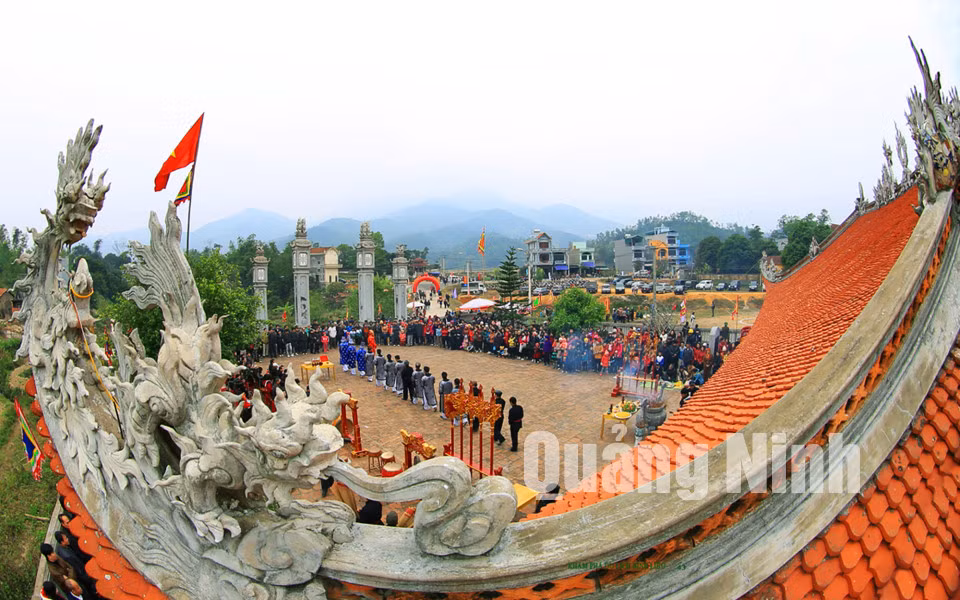 Toàn cảnh lễ hội đình Lục Nà (12-2015). Ảnh: Đỗ Giang