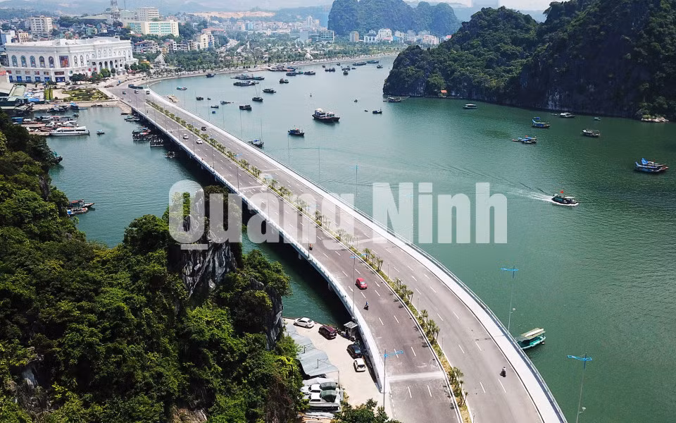 Tuyến đường bao biển núi Bài Thơ (đường Trần Quốc Nghiễn đoạn Vincom - cảng Bến Đoan) đường được thiết kế 6 làn xe (9-2019). Ảnh: Đỗ Phương