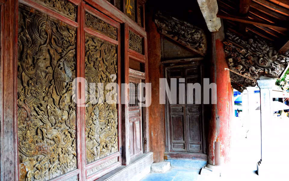 Nổi bật trong điêu khắc đình Cốc là bức chạm tinh tế hình rồng trên 2 cánh cửa chính của đình. Ảnh: Hà Phong