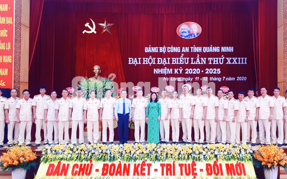 Ban Chấp hành Đảng bộ Công an tỉnh khóa XXIII, nhiệm kỳ 2020 – 2025 ra mắt tại đại hội (7-2020). Ảnh: Mạnh Trường