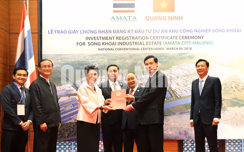 Đồng chí Nguyễn Đức Long, Phó Bí thư Tỉnh ủy, Chủ tịch UBND tỉnh, trao giấy chứng nhận đầu tư cho nhà đầu tư (3-2018). Ảnh: Hùng Sơn