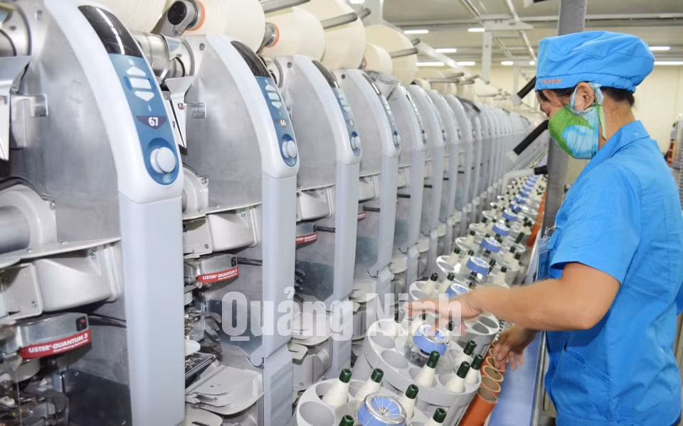 Sản xuất sợi tại Công ty TNHH KHKT Texhong Ngân Long. Ảnh: Thái Cảnh