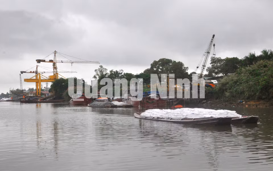 Xuất nhập khẩu hàng hoá tại Cảng Quang Phát (11-2017). Ảnh Hữu Việt