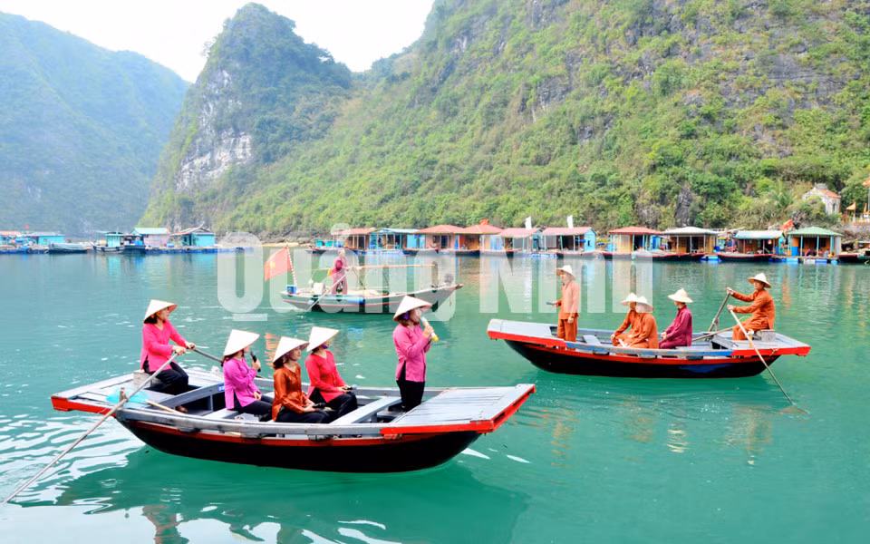 Biểu diễn hát giao duyên đối đáp nam, nữ trên biển ở Trung tâm Văn hóa nổi Cửa Vạn (4-2018). Ảnh: Tạ Quân
