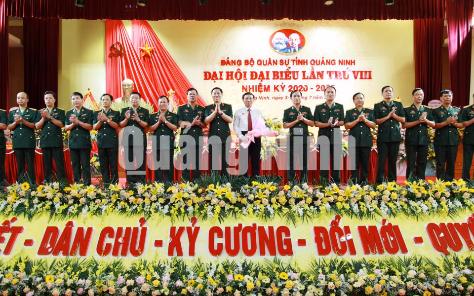 Ban Chấp hành Đảng bộ Quân sự tỉnh khóa VIII ra mắt đại hội (7-2020). Ảnh: Thu Chung