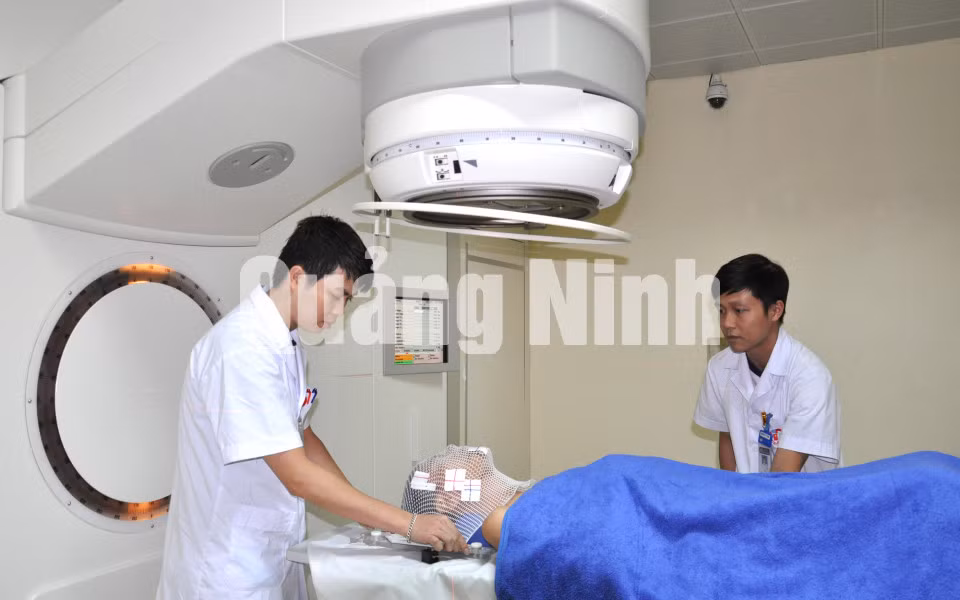 Các bác sĩ Trung tâm Ung bướu chuẩn bị thực hiện xạ trị cho bệnh nhân. Ảnh: Hoàng Quý