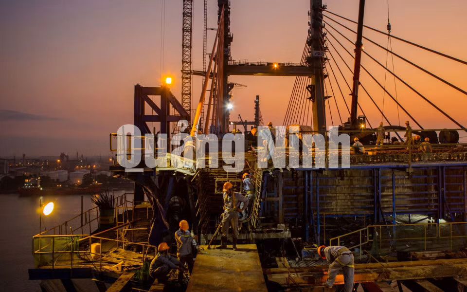 Nhà thầu khẩn chương thi công để kịp tiến độ hợp long (2-2018). Ảnh: Dương Văn Toàn