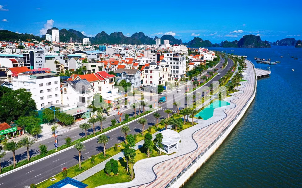 Đường bao biển Trần Quốc Nghiễn ôm trọn toàn bộ biển khu vực phía Hòn Gai...(5-2020). Ảnh: Hùng Sơn