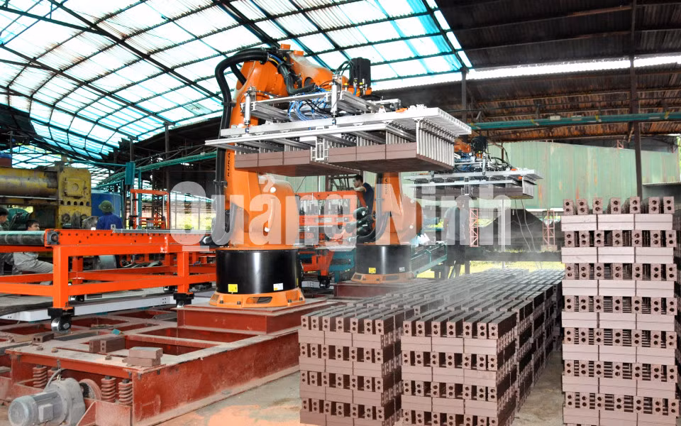 Sản xuất gạch bằng công nghệ mới tại Công ty TNHH Sản xuất gạch xây dựng Hải Hà (3-2021). Ảnh: Hữu Việt