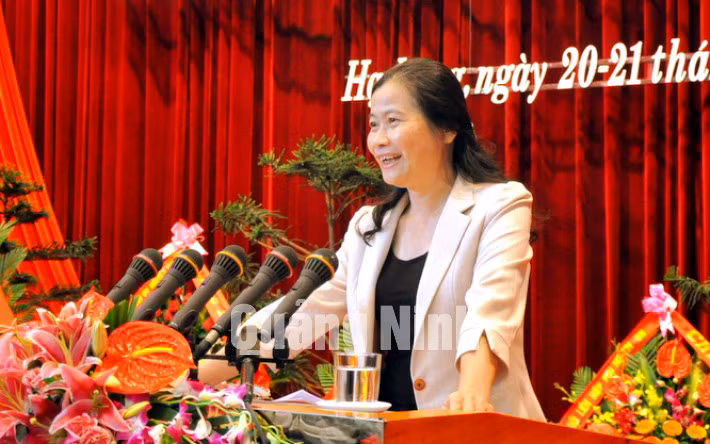 Đồng chí Đỗ Thị Hoàng, Phó Bí thư Thường trực Tỉnh ủy, Trưởng Đoàn ĐBQH tỉnh phát biểu tại Đại hội.